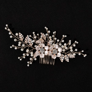 Vue détaillée du peigne de mariée fait main avec des perles et des strass brillants
