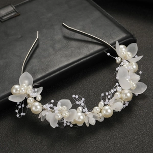 Détail de la coiffe de mariée avec perles blanches faites à la main et fleurs dépolies