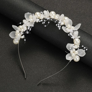 Serre-tête de mariée élégant avec fleurs blanches, perles et pétales givrés faits main