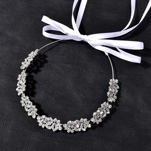 Silberner Braut-Haarschmuck mit Strass-Blättern und weißen Bändern auf schwarzem Grund