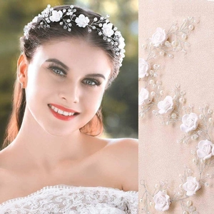 Serre-tête de mariée élégant avec fleurs en argile blanche, cristaux et perles sur vigne