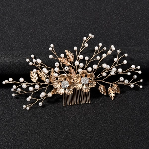 Vue détaillée du peigne à cheveux doré pour mariée avec perles et fleurs en strass
