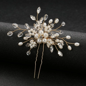 Makro-Detail einer Braut-Haarnadel mit Perlen und Kristallen auf goldenem Blumendesign