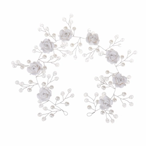 Détail du bandeau de mariée avec fleurs en tissu blanc et perles de cristal brillantes