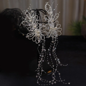 Barrettes de mariée faites main avec perles blanches, cristaux et longs glands élégants