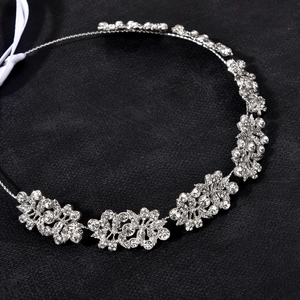 Detailaufnahme von Brauthaarschmuck mit Blumenkristallen und weißem Seidenband