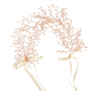Detail der roségoldenen Braut-Haarranke mit Kunstperlen und eleganten beigen Satinbändern