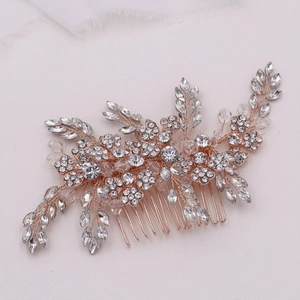 Détail du peigne de mariée doré rose avec fleurs en cristal sur fond rose clair