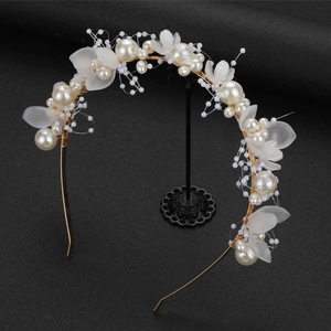 Serre-tête de mariée fait main avec fleurs blanches et perles sur fil doré