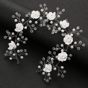 Détail de vigne à cheveux mariée avec fleurs en résine, cristaux et perles sur fil argent