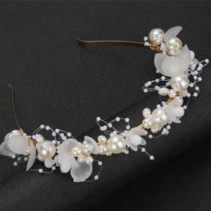 Couronne de fleurs blanches de mariée avec fil doré et perles artisanales élégantes