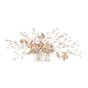Détail du peigne à cheveux de mariée avec fleurs dorées, perles et strass brillants