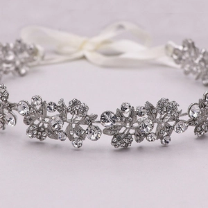 Silbernes Braut-Haarband mit Strass-Blumenmuster und weißem, verstellbarem Seidenband