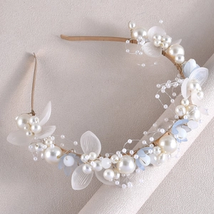 Détail du serre-tête de mariée fait main avec fleurs blanches et perles pour mariage
