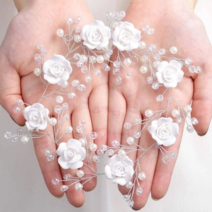 Vigne de cheveux de mariée avec fleurs en argile blanche, cristaux et perles sur fil argent