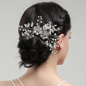 Peigne à cheveux de mariée avec perles et strass sur base de fleurs et feuilles argent