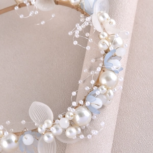 Détails macro d'un accessoire cheveux de mariage fait main avec fleurs blanches et perles