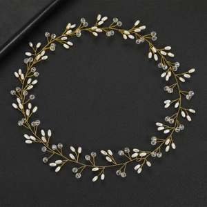 Dettaglio di tralcio per capelli da sposa con perle e cristalli su filo dorato e fondo scuro