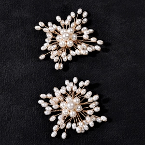 Lot de deux clips de chaussures élégants avec fleurs en perles et fil doré de mariée