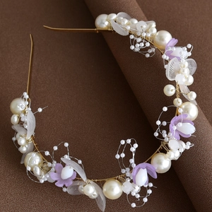 Détail de serre-tête de mariée fait main avec perles blanches et pétales mauves sur fil