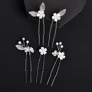 Vue détaillée de cinq épingles à cheveux de mariage avec fleurs blanches et perles