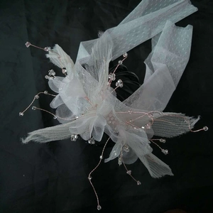Eleganter Brauthaarschmuck mit weißen Netz-Spitzenblumen und zarten rosa Perlenakzenten