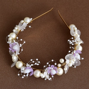 Détail de vigne de cheveux de mariée avec fleurs blanches et perles dorées faites main