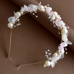 Vue détaillée de ce serre-tête de mariée fait main avec fleurs blanches et perles