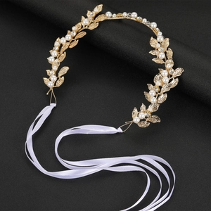 Serre-tête de mariée fait main avec feuilles dorées, perles blanches et ruban satin