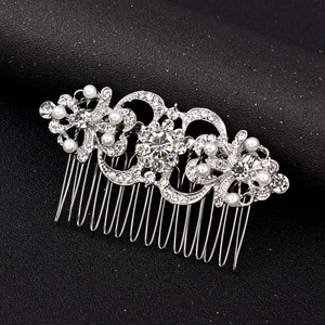 Détail du peigne à cheveux pour mariée avec strass scintillants et perles blanches
