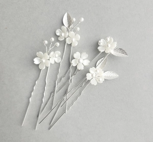 Vue détaillée de cinq épingles à cheveux de mariée argentées avec fleurs et perles