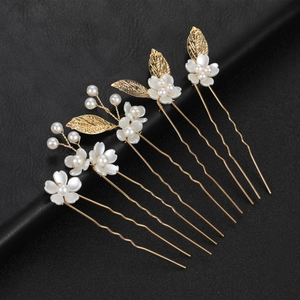 Détails d'épingles à cheveux de mariée en or avec fleurs blanches et perles