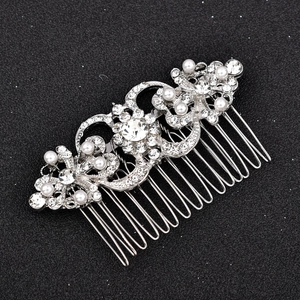 Détail du peigne à cheveux de mariée avec strass scintillants et perles blanches