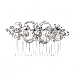 Détail d'un peigne à cheveux de mariée avec strass brillants et perles blanches en métal argenté