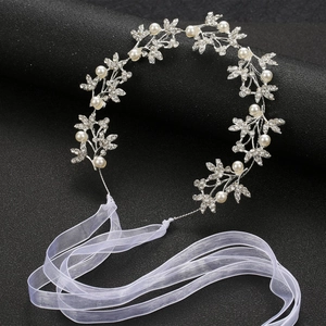 Serre-tête de mariée élégant avec feuilles argentées, perles blanches et strass