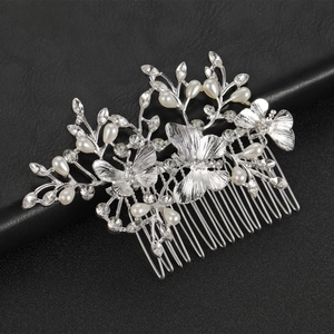 Silver bridal hair comb with butterfly motifs, sparkling rhinestones and white pearls