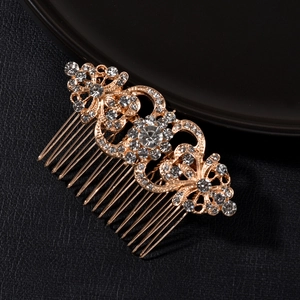 Détail du peigne à cheveux doré pour mariée avec motifs floraux en strass sur cuir noir