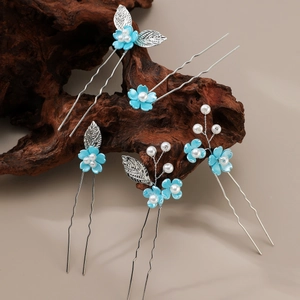 Détails des épingles à cheveux de mariée avec fleurs bleues, perles et feuilles d'argent