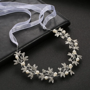 Vigne de cheveux mariée argentée avec perles, strass et ruban en mousseline blanche