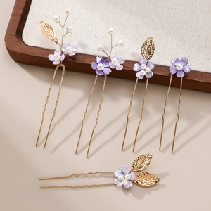 Vue détaillée de 5 épingles à cheveux de mariée faites main trèfle violet avec perles