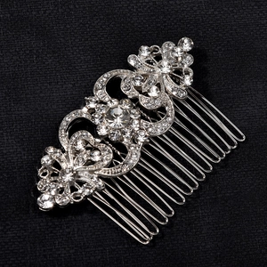 Détail du peigne à cheveux argenté avec strass brillants et motif floral élégant