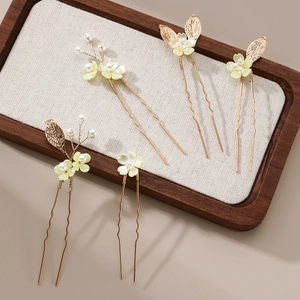 Détail du lot de 5 épingles à cheveux de mariée dorées avec perles et motifs floraux