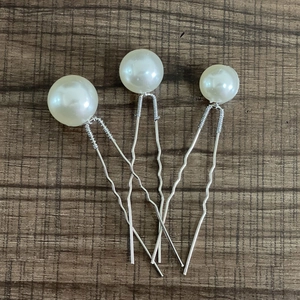 Lot de trois épingles à cheveux argentées en U avec perles blanches de tailles variées
