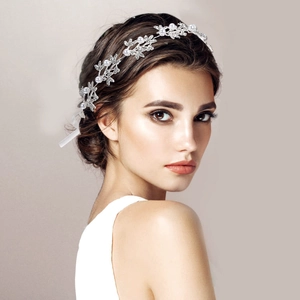 Serre-tête de mariée argenté avec perles et feuilles de cristal sur un modèle