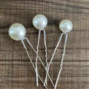 Lot de trois épingles à cheveux argentées à vagues avec perles blanches sur bois foncé