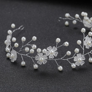 Detailansicht von Brauthaarschmuck mit Silberdraht, Perlen und mattierten Blumenperlen
