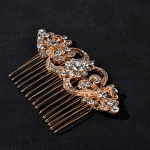 Gros plan détaillé sur le peigne à cheveux doré pour mariée avec strass en cristal brillant