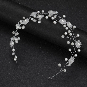 Eleganter Braut-Haarschmuck mit Silberdraht, weißen Perlen und mattierten Blumen