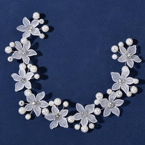 Elegante catena per capelli fatta a mano con fiori di acrilico bianco, perle e cristalli