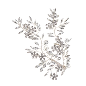 Bijou de cheveux de mariée luxueux avec grappes florales en cristal sur fond blanc